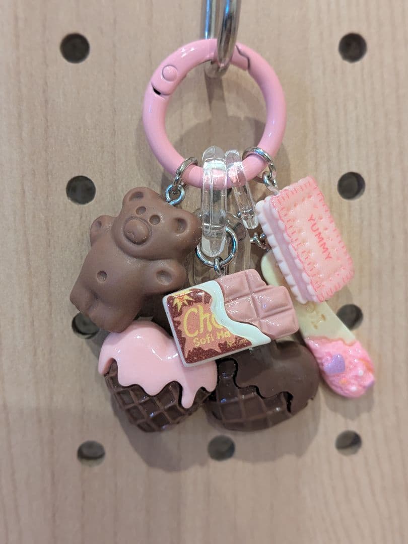じゃらじゃらキーホルダーmini（A126）ピンク チョコ - メルカリ