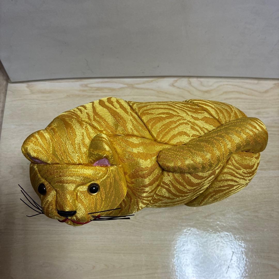 黄色い猫の置き物 ちりめん素材風 縁起物 金運アップ