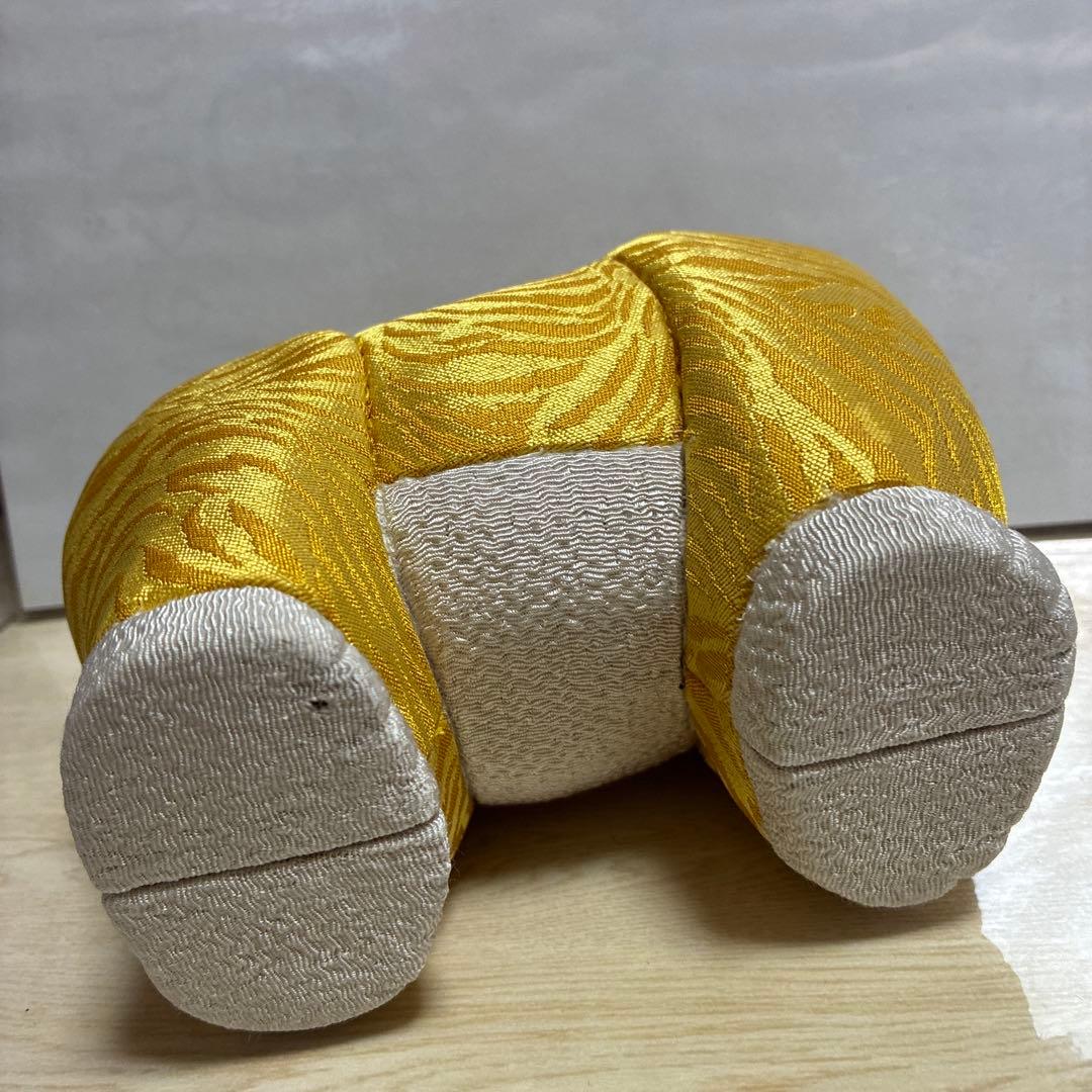 黄色い猫の置き物 ちりめん素材風 縁起物 金運アップ