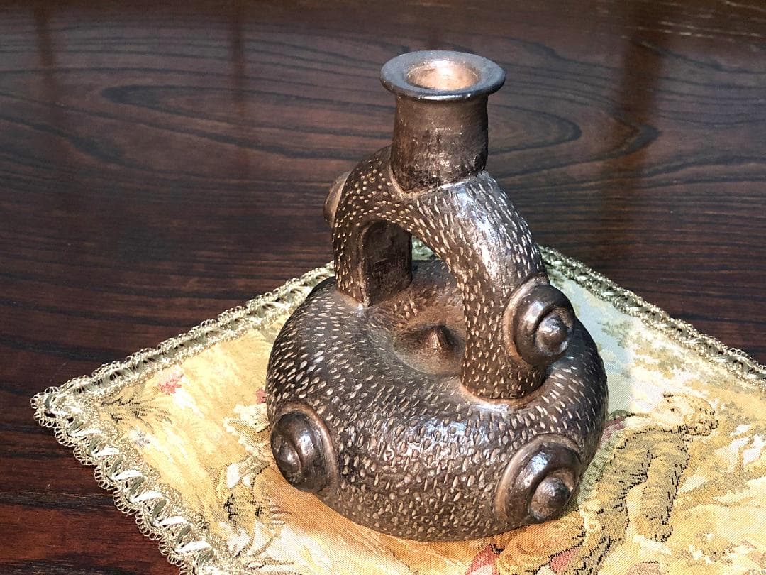 鐙形浮出文様注口壺 】 ペルー チャビン土器 - メルカリ