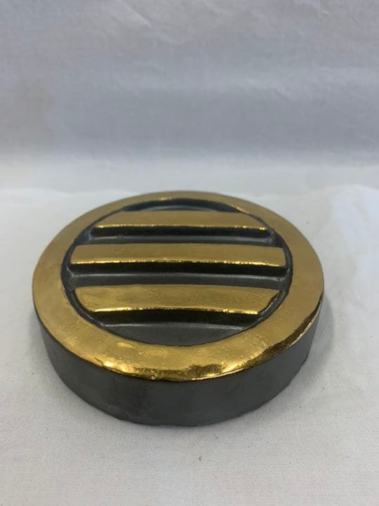 丸の内に三つ引き 金焼物 家紋