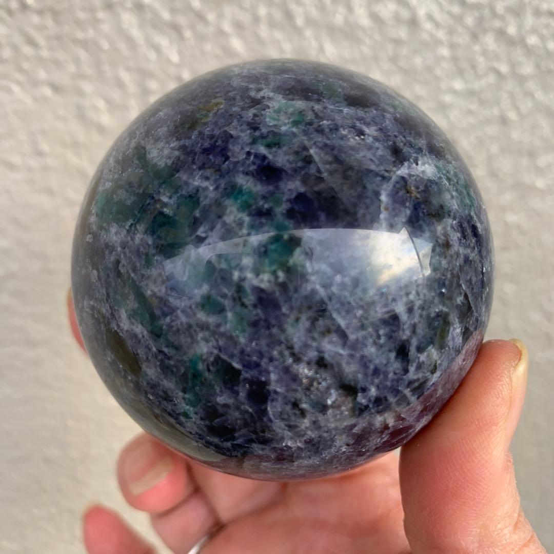 アイオライトスフィア約64.7mm　高品質　グリーンカイヤナイト共生　深い菫色