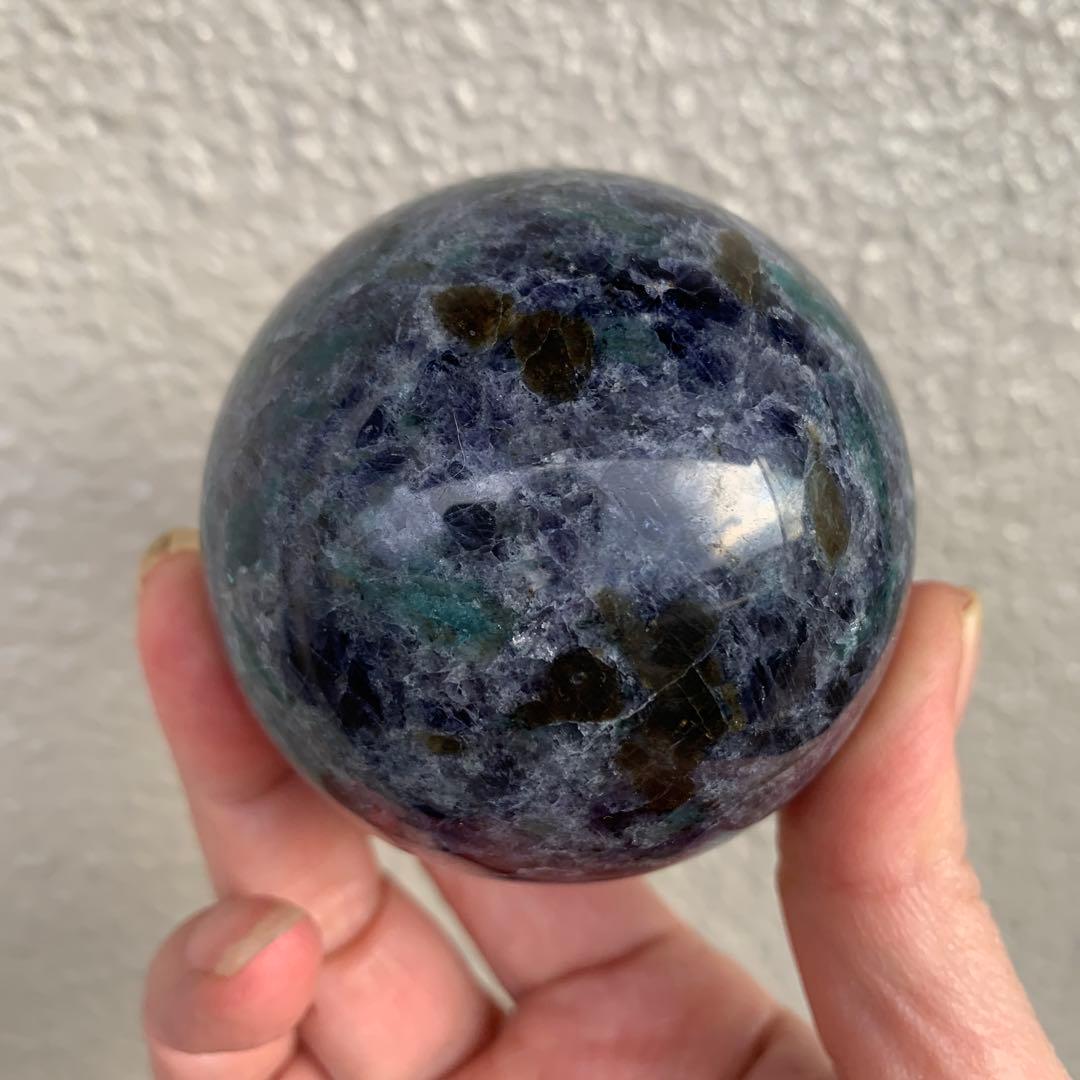 アイオライトスフィア約64.7mm　高品質　グリーンカイヤナイト共生　深い菫色