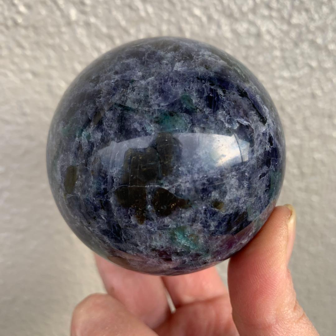 アイオライトスフィア約64.7mm　高品質　グリーンカイヤナイト共生　深い菫色