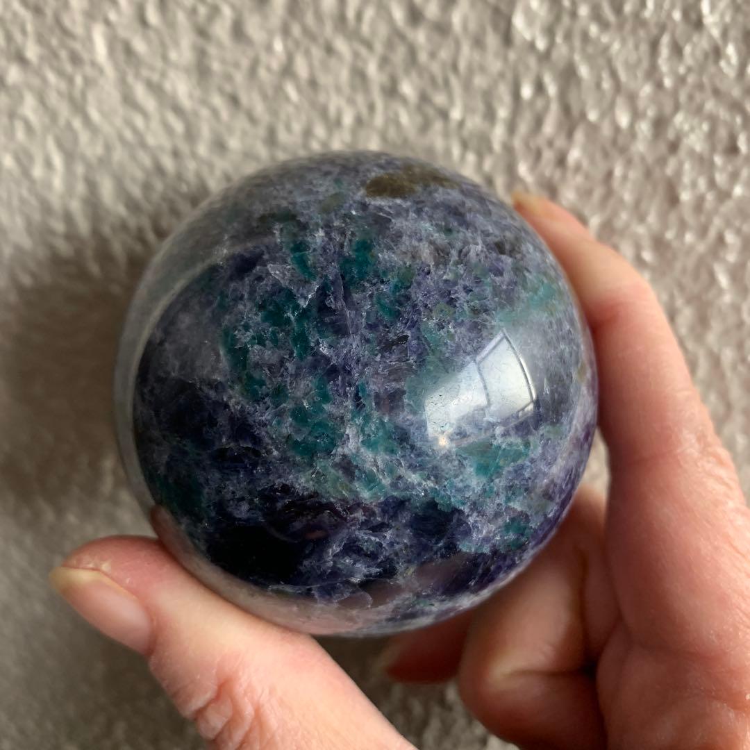 アイオライトスフィア約64.7mm　高品質　グリーンカイヤナイト共生　深い菫色