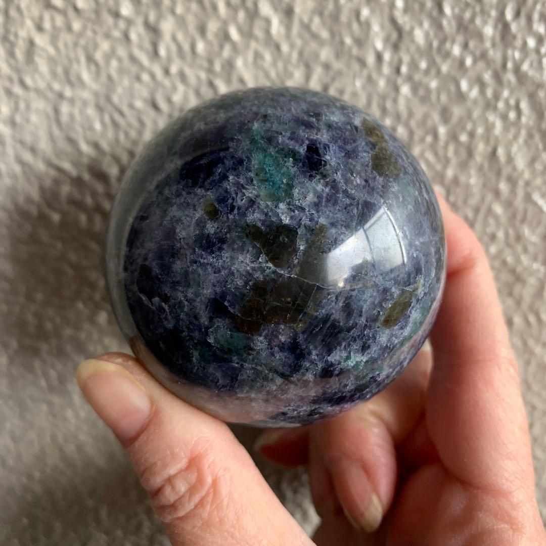アイオライトスフィア約64.7mm　高品質　グリーンカイヤナイト共生　深い菫色