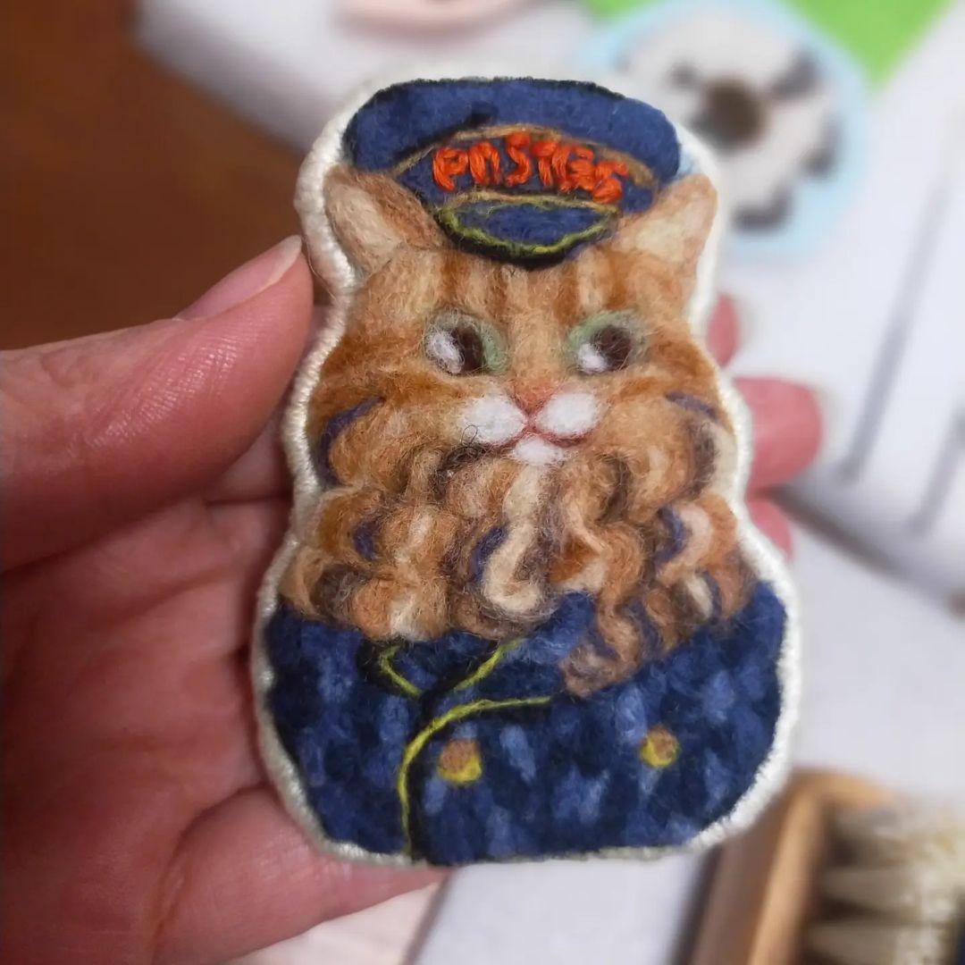 羊毛フェルト刺繍 「 郵便配達にゃん」　刺繍　猫　フォトフレーム　ブローチ
