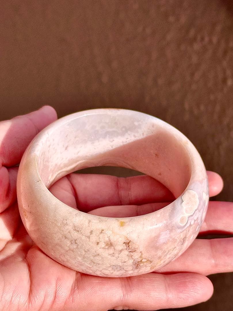 ピンアメ桜瑪瑙 くりぬきバングル✨天然石 在庫のくりぬきバングルを今夜紹介させていただきます♪ いろんな石の