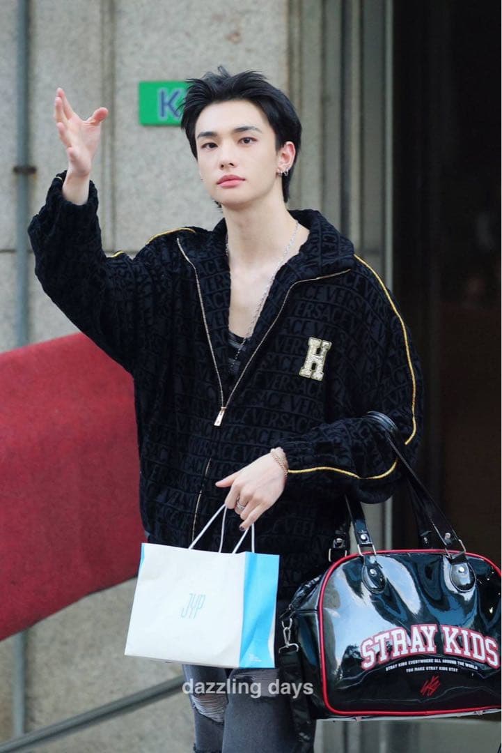 Stray Kids スキズ dominATE ボストンバッグ エナメルバッグ - メルカリ