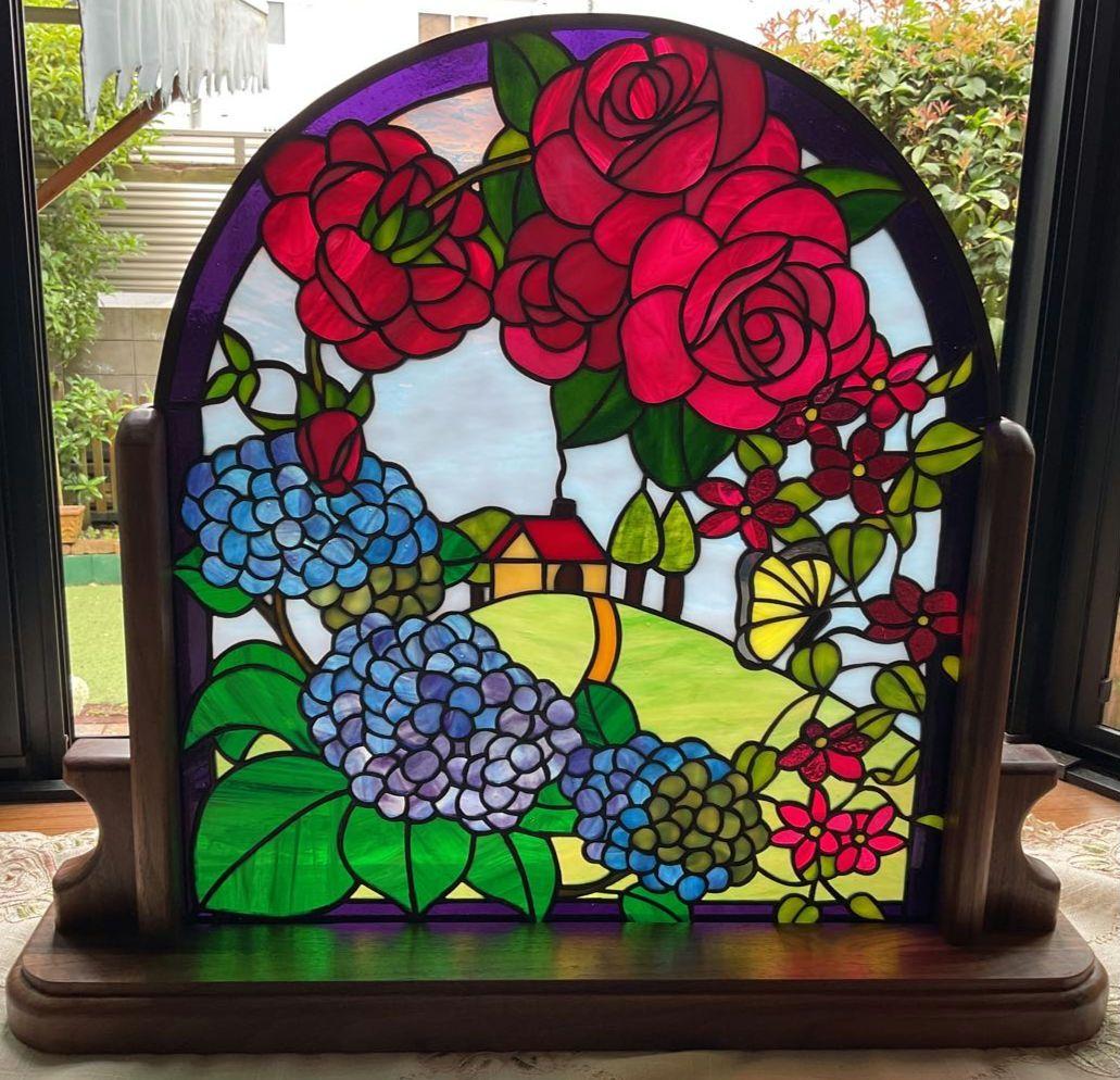 ステンドグラスパネル　お花の間に映る丘の風景