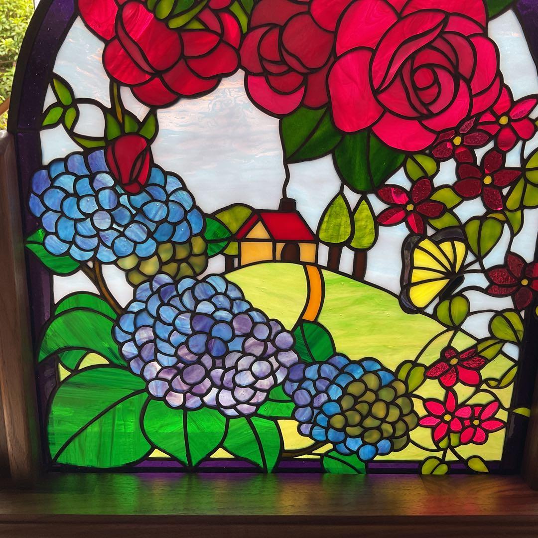 ステンドグラスパネル　お花の間に映る丘の風景