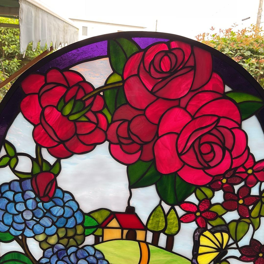 ステンドグラスパネル　お花の間に映る丘の風景