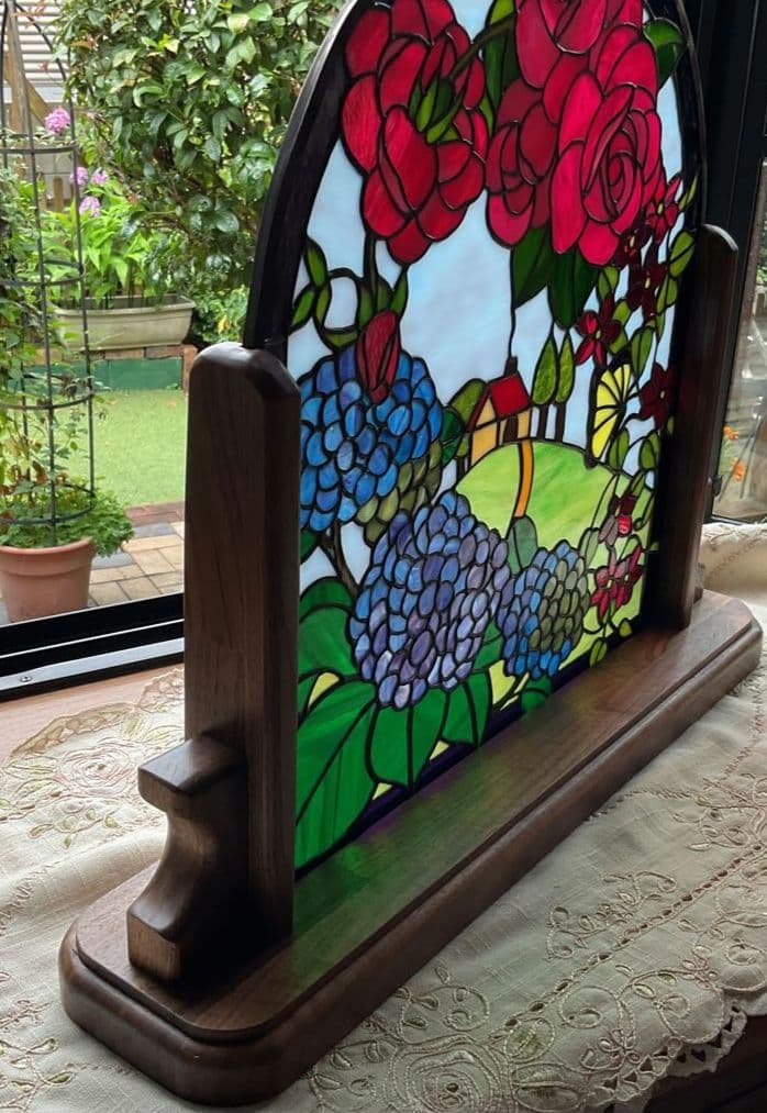 ステンドグラスパネル　お花の間に映る丘の風景