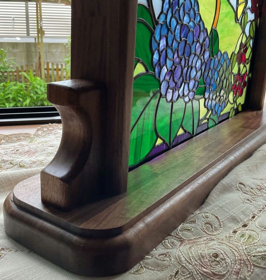 ステンドグラスパネル　お花の間に映る丘の風景