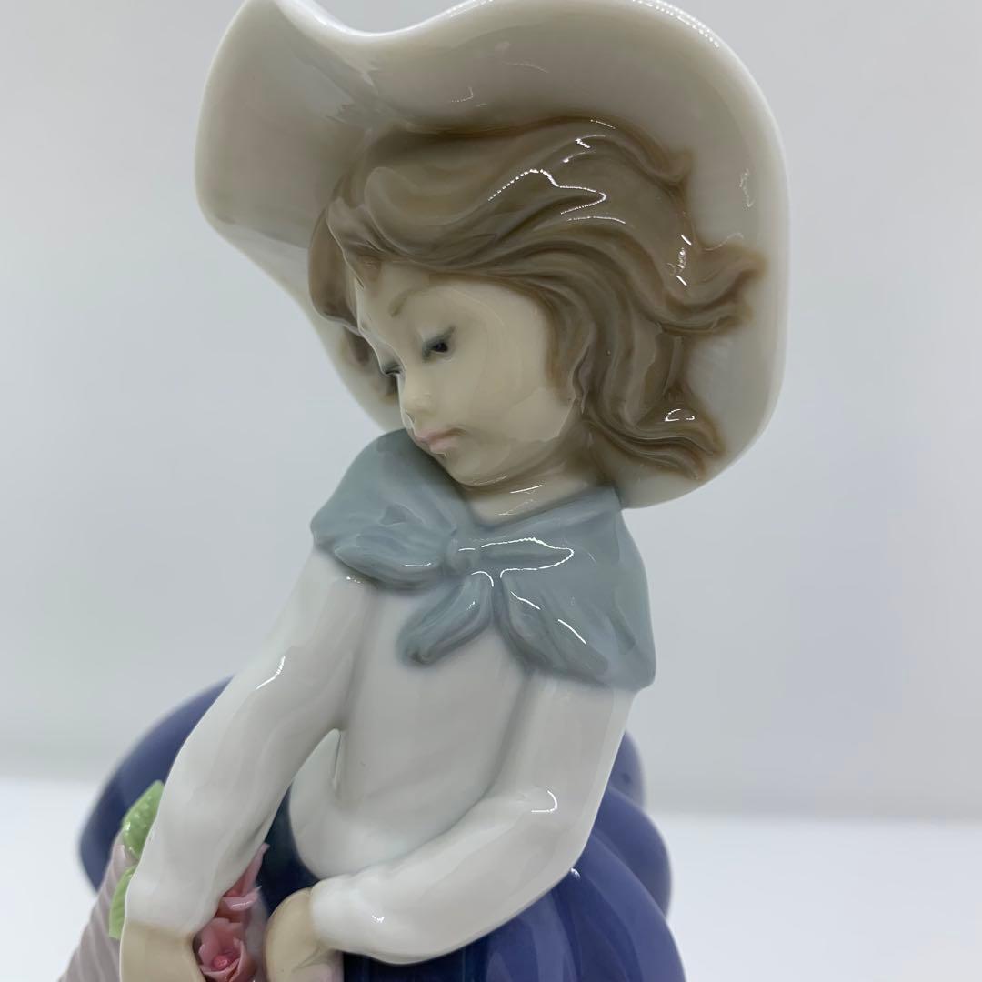 LLADRO リヤドロ　花を摘む少女　きれいな花ばかり　陶器人形