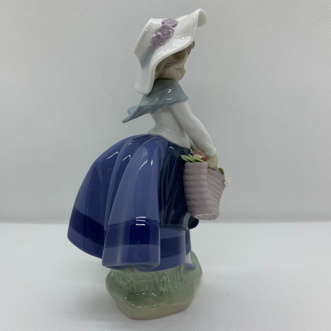 LLADRO リヤドロ　花を摘む少女　きれいな花ばかり　陶器人形