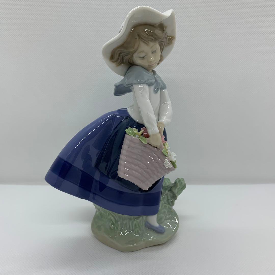 LLADRO リヤドロ　花を摘む少女　きれいな花ばかり　陶器人形