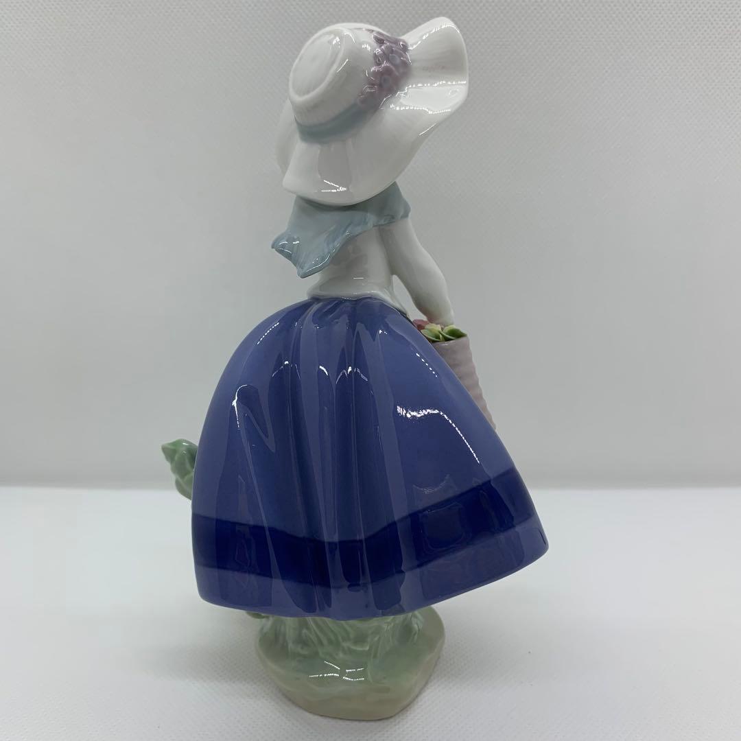 LLADRO リヤドロ　花を摘む少女　きれいな花ばかり　陶器人形