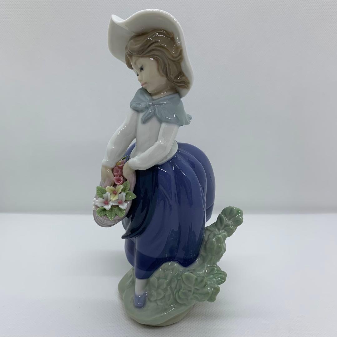 LLADRO リヤドロ　花を摘む少女　きれいな花ばかり　陶器人形