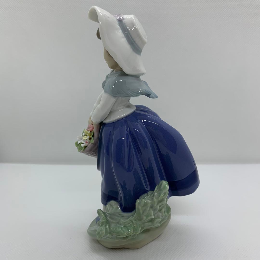 LLADRO リヤドロ　花を摘む少女　きれいな花ばかり　陶器人形