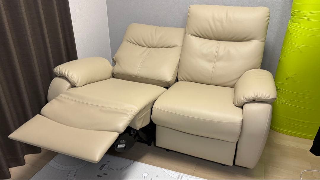 リクライニング機能付きベージュソファ