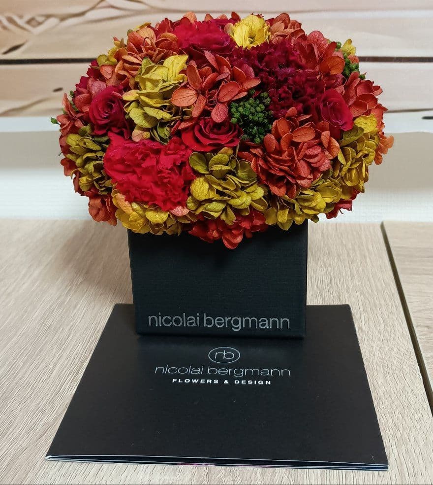 ニコライバーグマン プリザーブドフラワーキューブ【エレガントリーレッド】