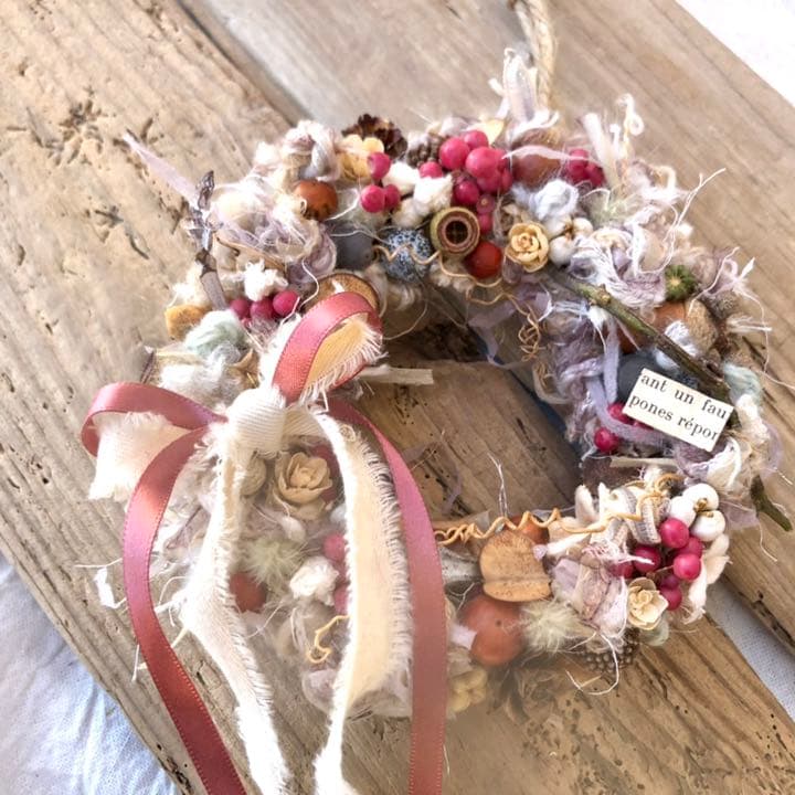 引き揃え糸と木の実のリース