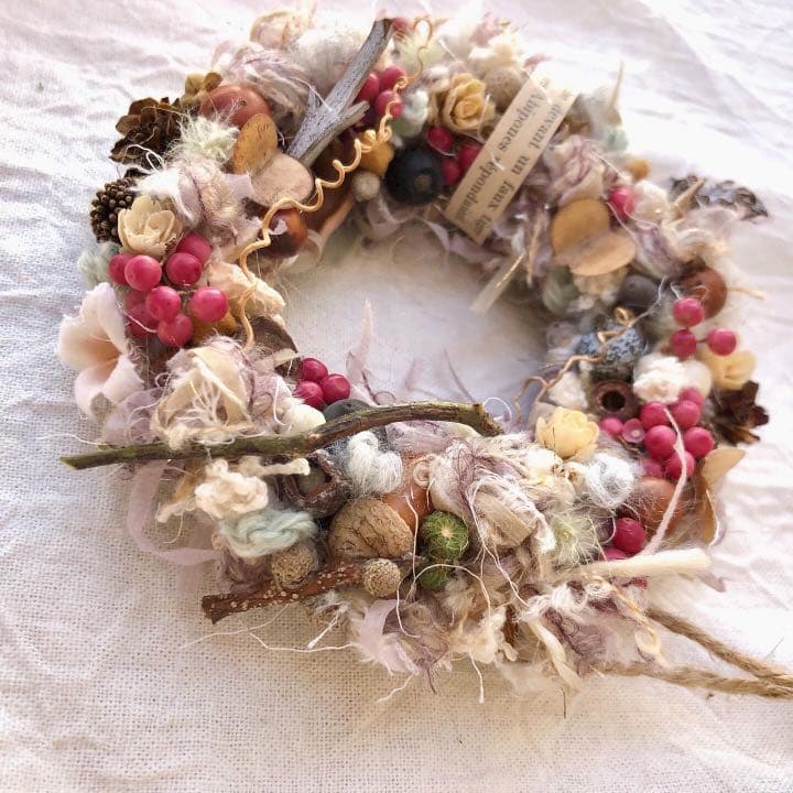引き揃え糸と木の実のリース
