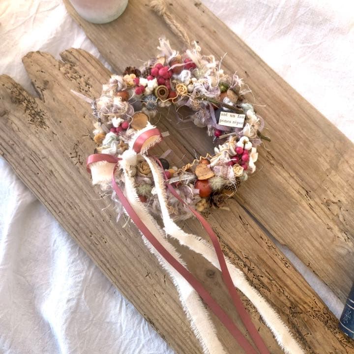 引き揃え糸と木の実のリース