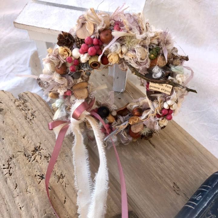 引き揃え糸と木の実のリース