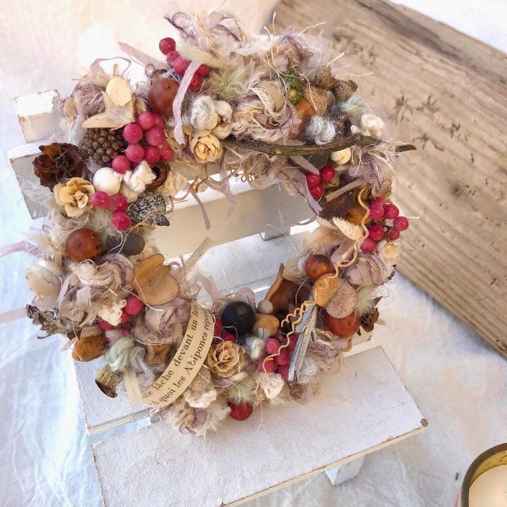 引き揃え糸と木の実のリース