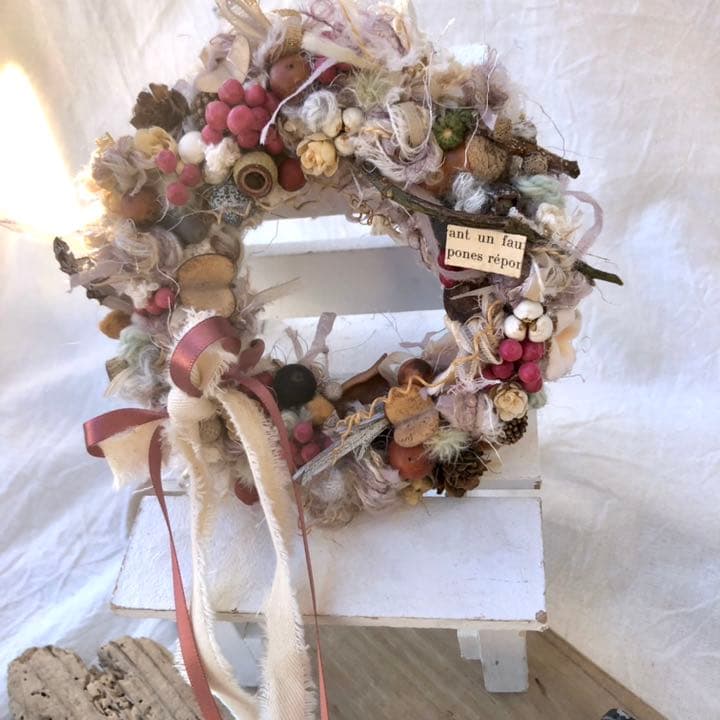 引き揃え糸と木の実のリース