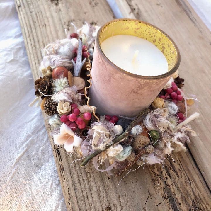 引き揃え糸と木の実のリース