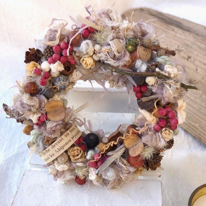 引き揃え糸と木の実のリース