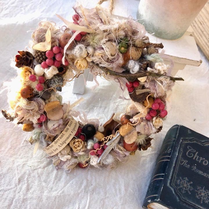 引き揃え糸と木の実のリース