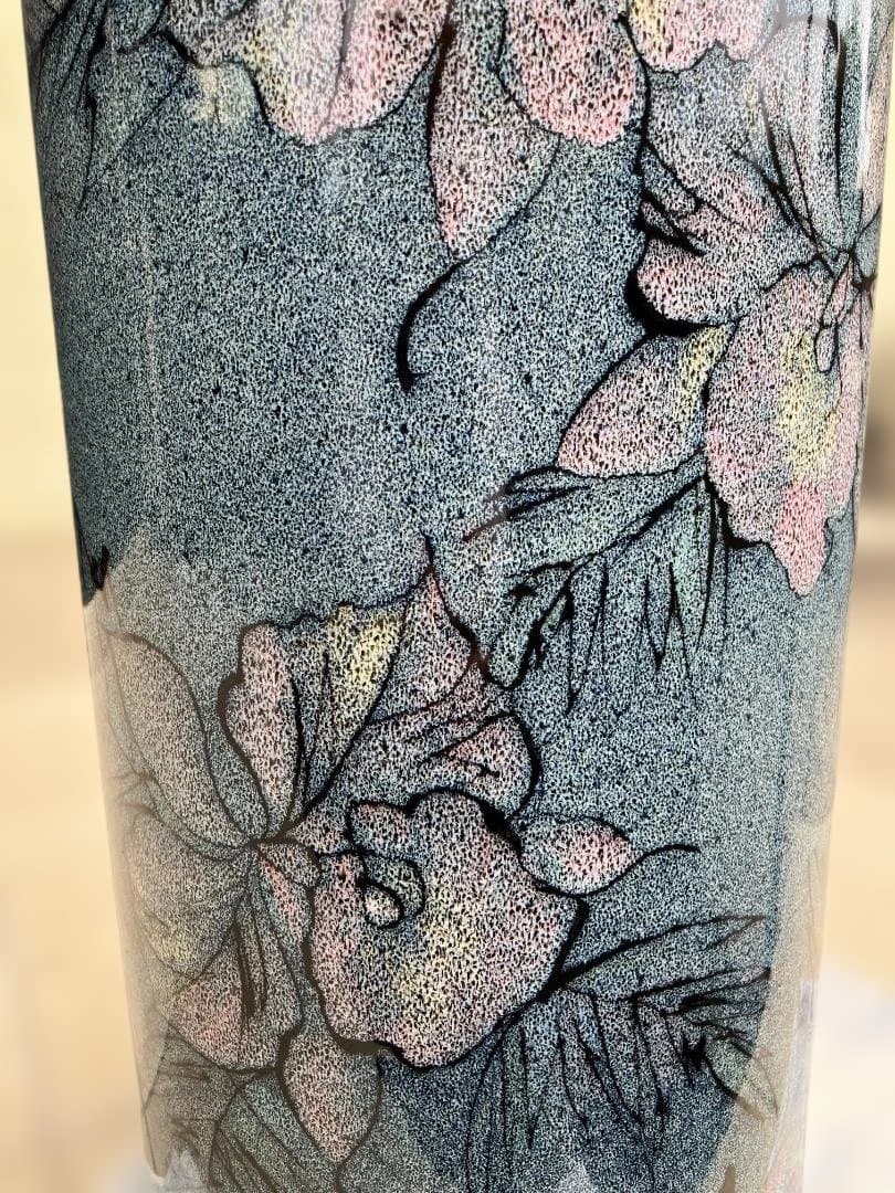 和モダンの深みのあるネイビーの花柄 ガラス釉の傘立て 重厚な陶器製