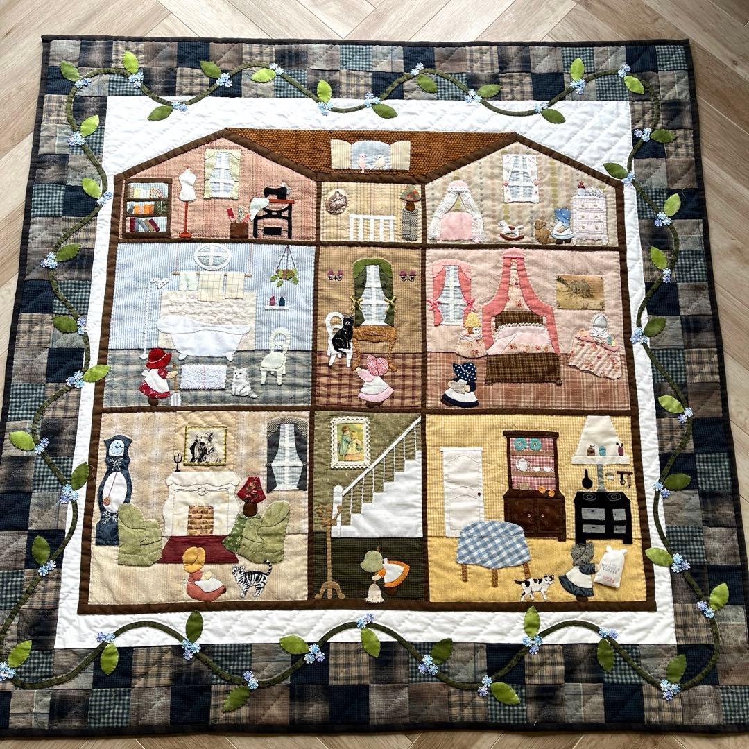 パッチワークタペストリー スーちゃんとハウスのキルト - メルカリ
