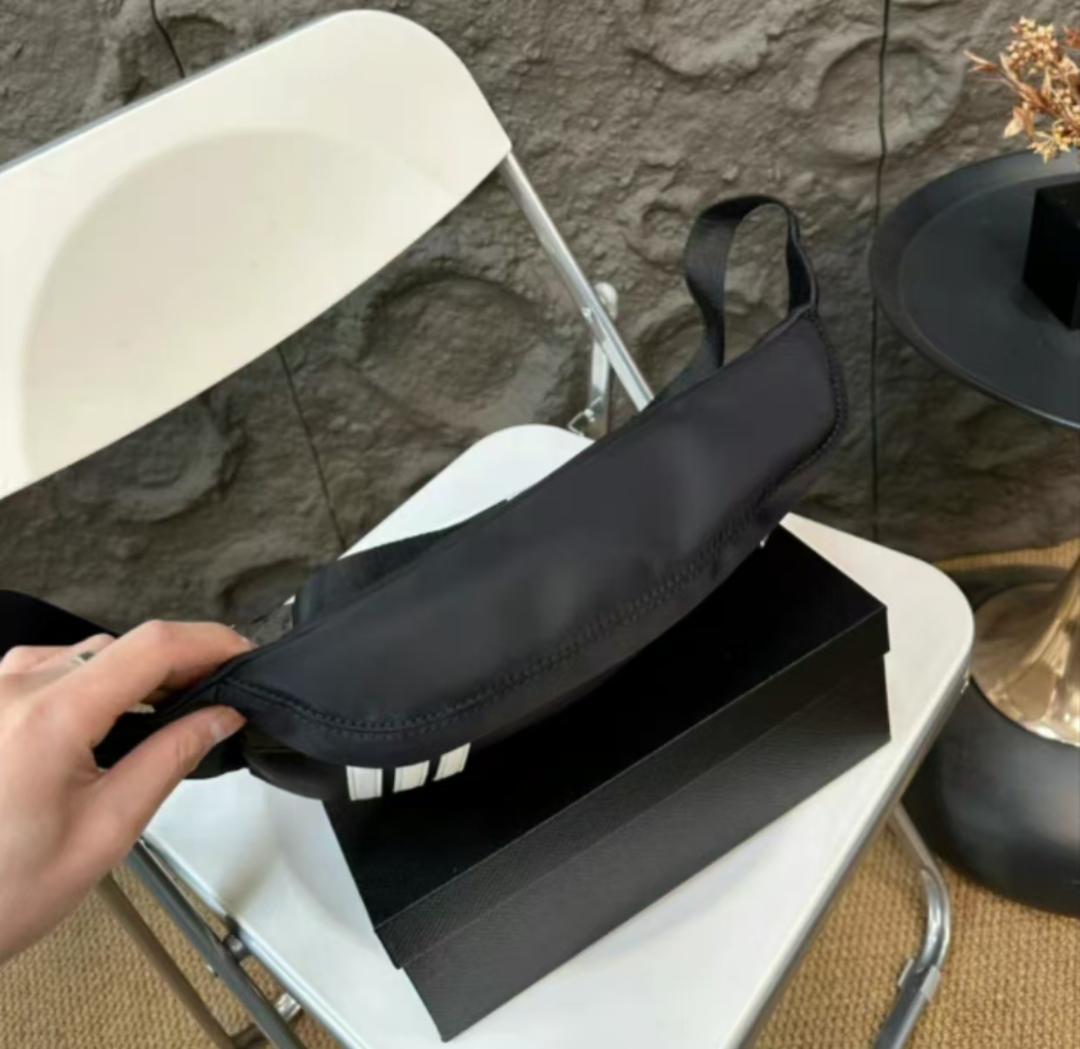 PRADAブラック-ボディバッグ-ストライプ