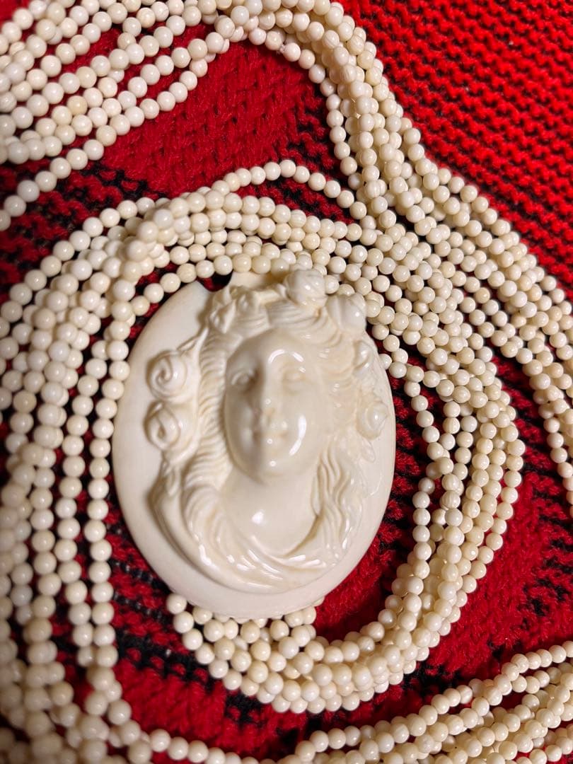 アンティーク 立体カメオ細工 65.5g 4連ロングペンダントネックレス