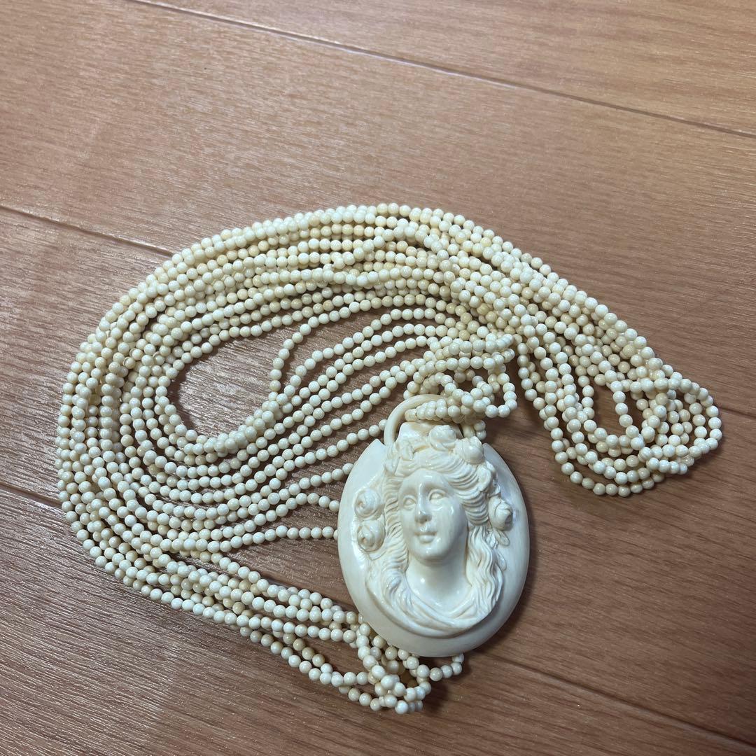 アンティーク 立体カメオ細工 65.5g 4連ロングペンダントネックレス