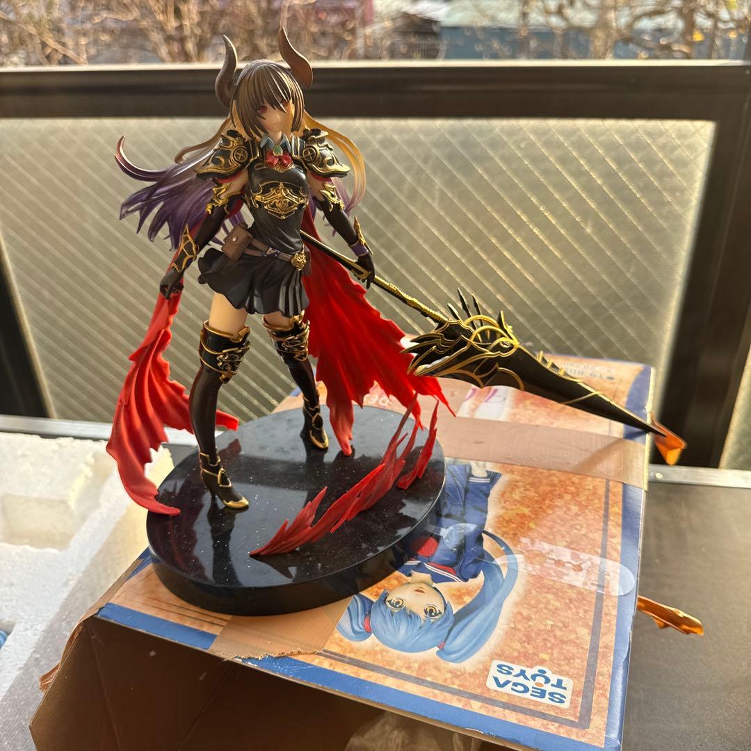 剣を持つキャラクターのフィギュア