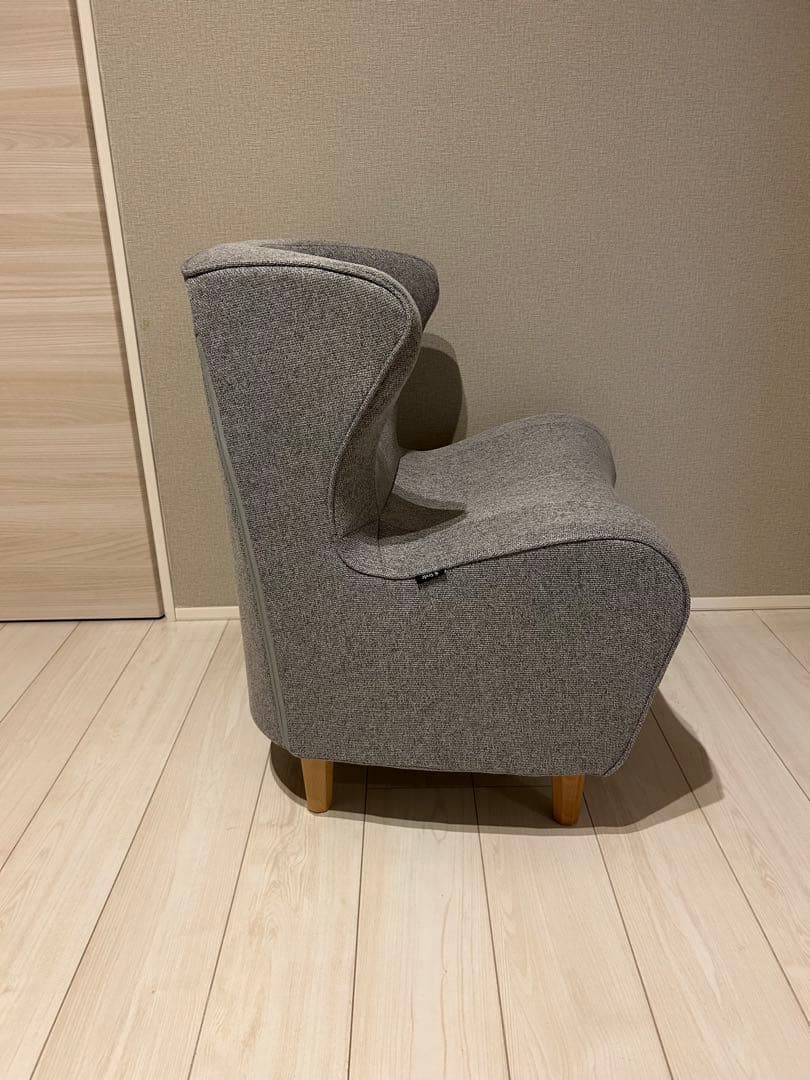 グレーのファブリック1人掛けソファ