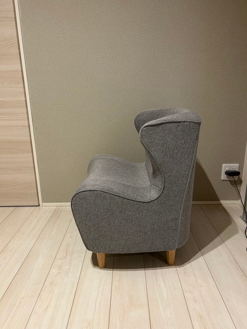グレーのファブリック1人掛けソファ