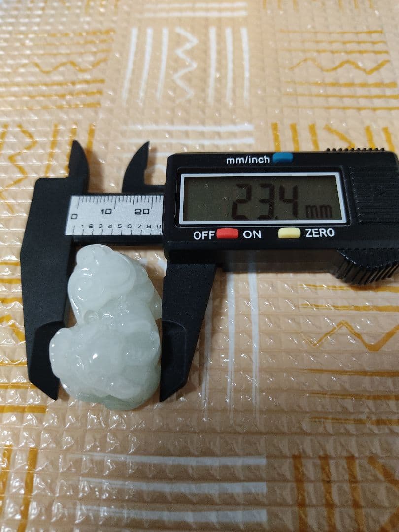 財運の象徴☆白翡翠の貔貅　☆天然石