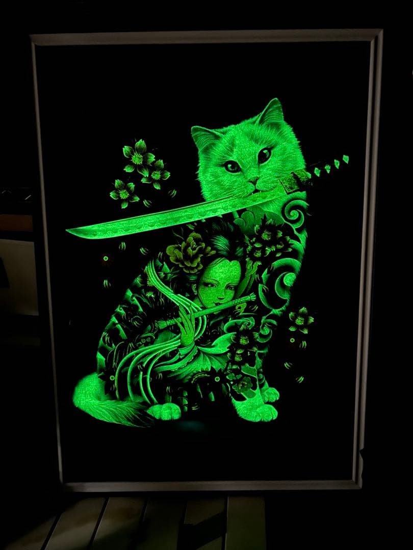 お部屋のインテリアに最適！フレーム付★インパクト大★暗闇で光る和彫猫★A2サイズ