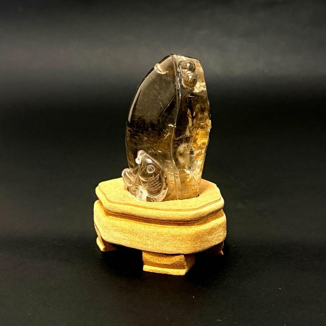 本水晶 クォーツ 魚彫刻 オブジェ 置物 木製台座付き