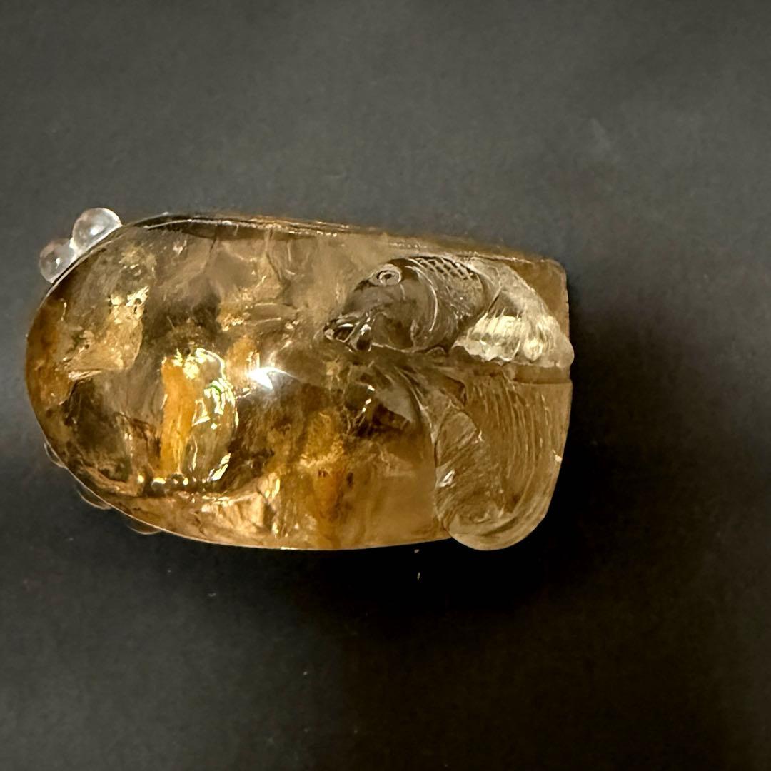 本水晶 クォーツ 魚彫刻 オブジェ 置物 木製台座付き