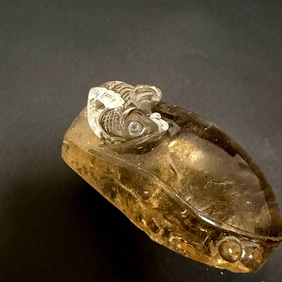 本水晶 クォーツ 魚彫刻 オブジェ 置物 木製台座付き