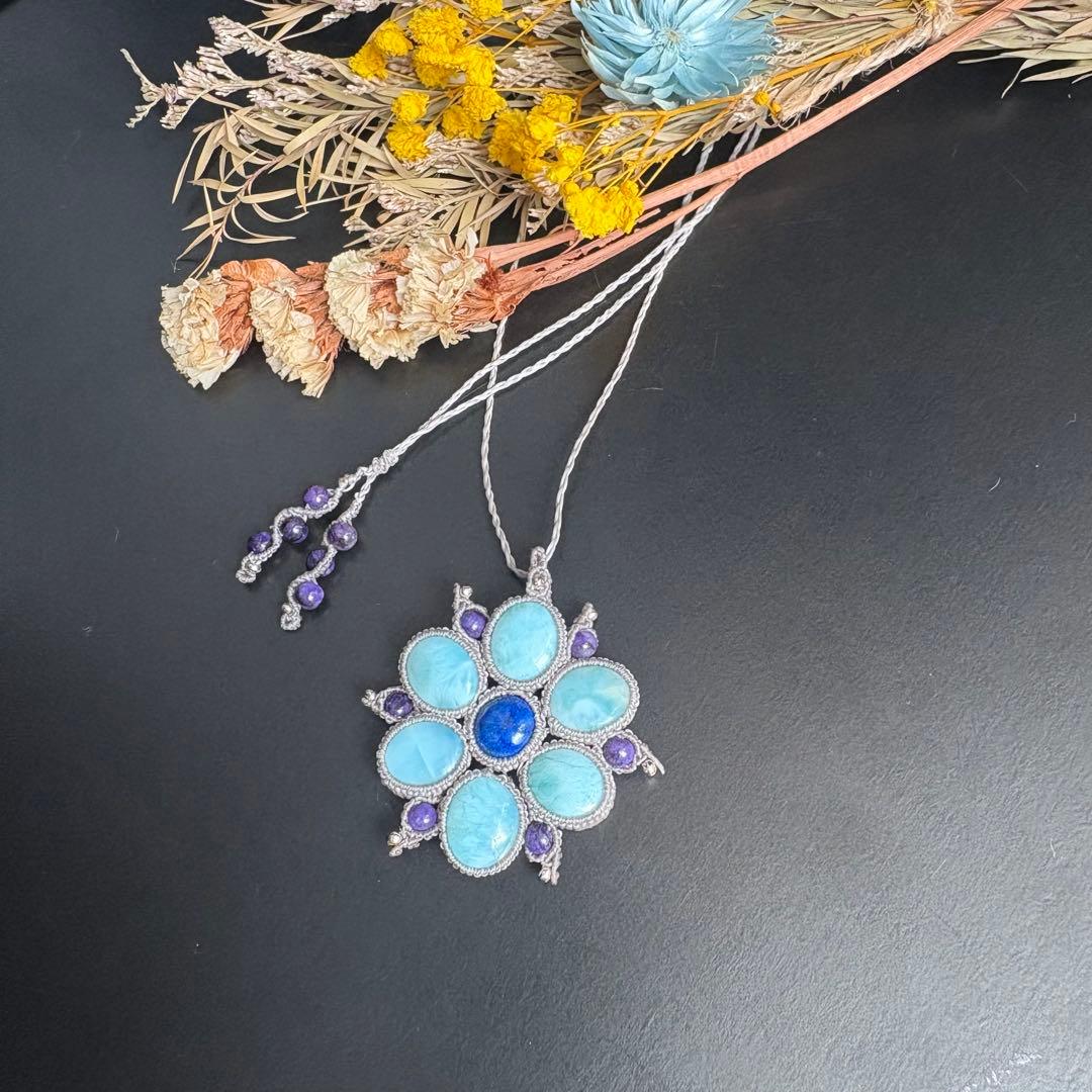 ♡新春sale小粒ラリマー×ラピスラズリ×チャロアイトのお花のマクラメネックレス