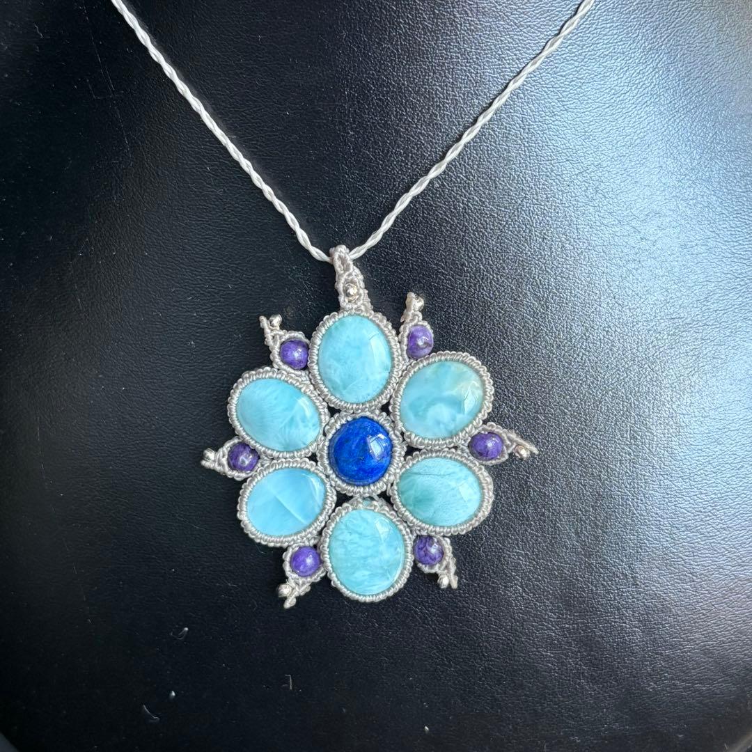 ♡新春sale小粒ラリマー×ラピスラズリ×チャロアイトのお花のマクラメネックレス